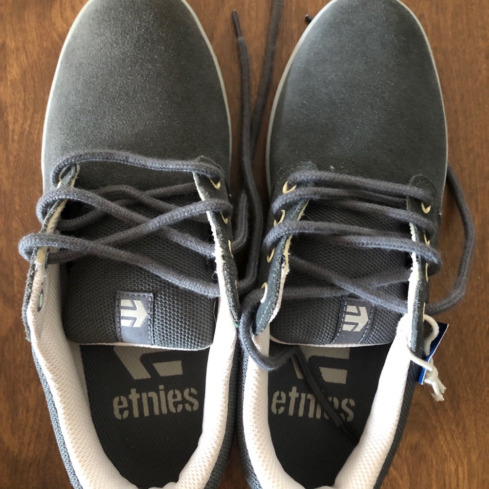 *New* with Tag Etnies Men’s Gray Skate Sneakers Size 7